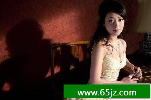 古典美女陈紫函的豪宅别墅装修也和她的人一样,魅惑、美艳、简约、奢华。一起来看看她的香闺吧。