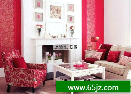 红色的印花壁纸,图案的装饰效果更加突现,红色、米色沙发让客厅彰显出主人的热情。