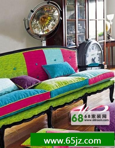 今天,极具色彩感官的条纹客厅装修效果图在www.65jz.com上全新出炉了,将色彩的激情与条纹的动感在背景墙上、在沙发上、在窗帘上等等很多地方充分结合,还等什么,学习下这些创意,自己动手DIY装修吧!沙发也能五颜六色 其实蛮时尚 条纹客厅装修效果图 图1